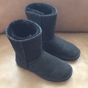 UGG Size 6 Classic Short Black Uggs - Mid-Calf